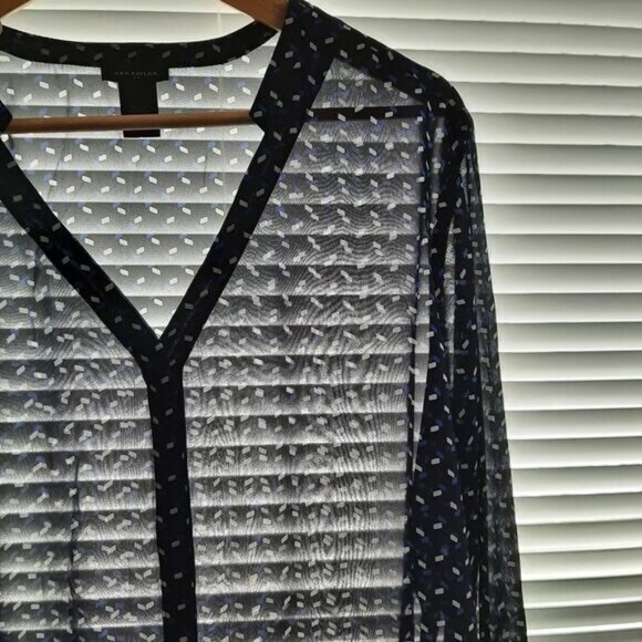 ANN TAYLOR Semi-Sheer Lightweight V-Neck Button Down Blouse Top Sz L - Picture 2 of 11